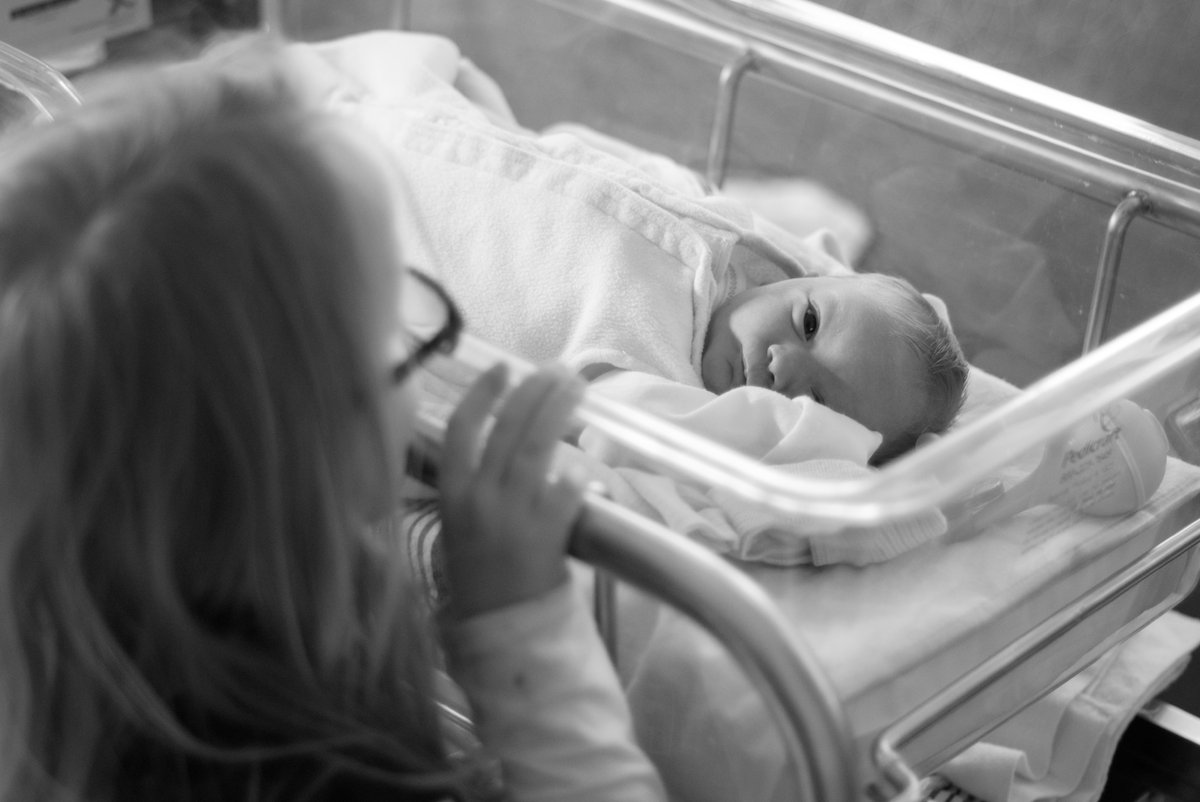 Newborn Taylor Winget meets sister Caitlyn- photographed by Justin Winget